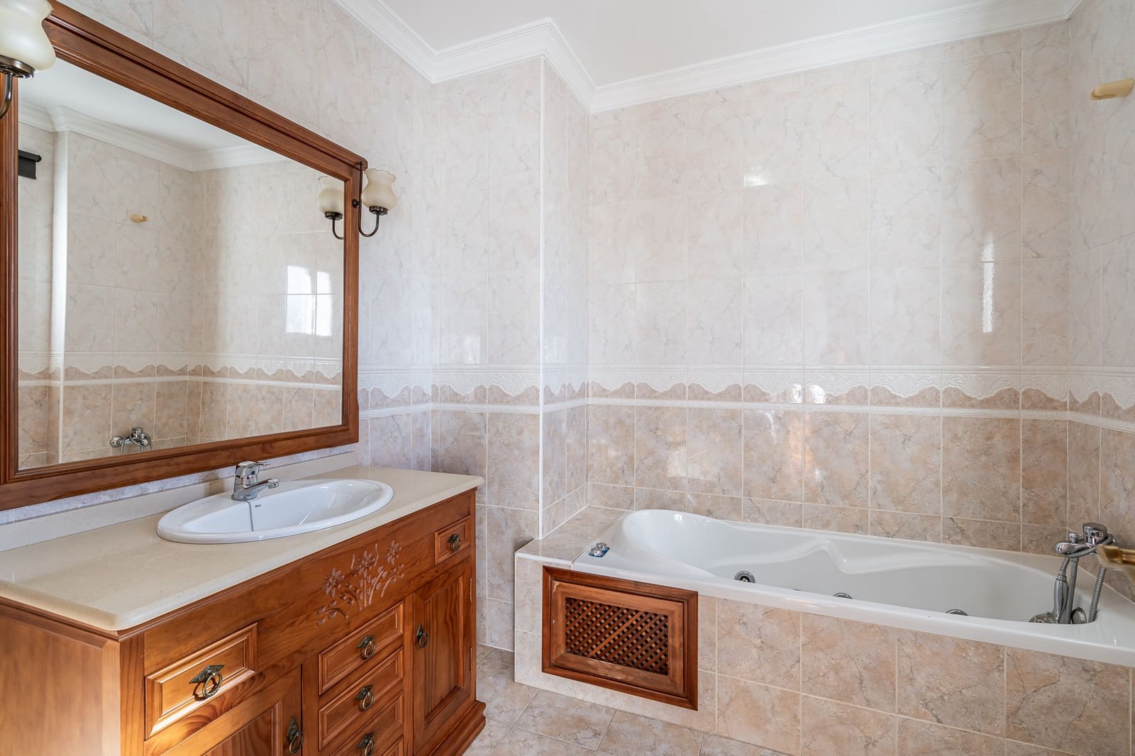 3 makuuhuone Omakotitalo myytävänä paikassa Estepona mukana 
autotalli - 575 000 € (Ref: 8809408)