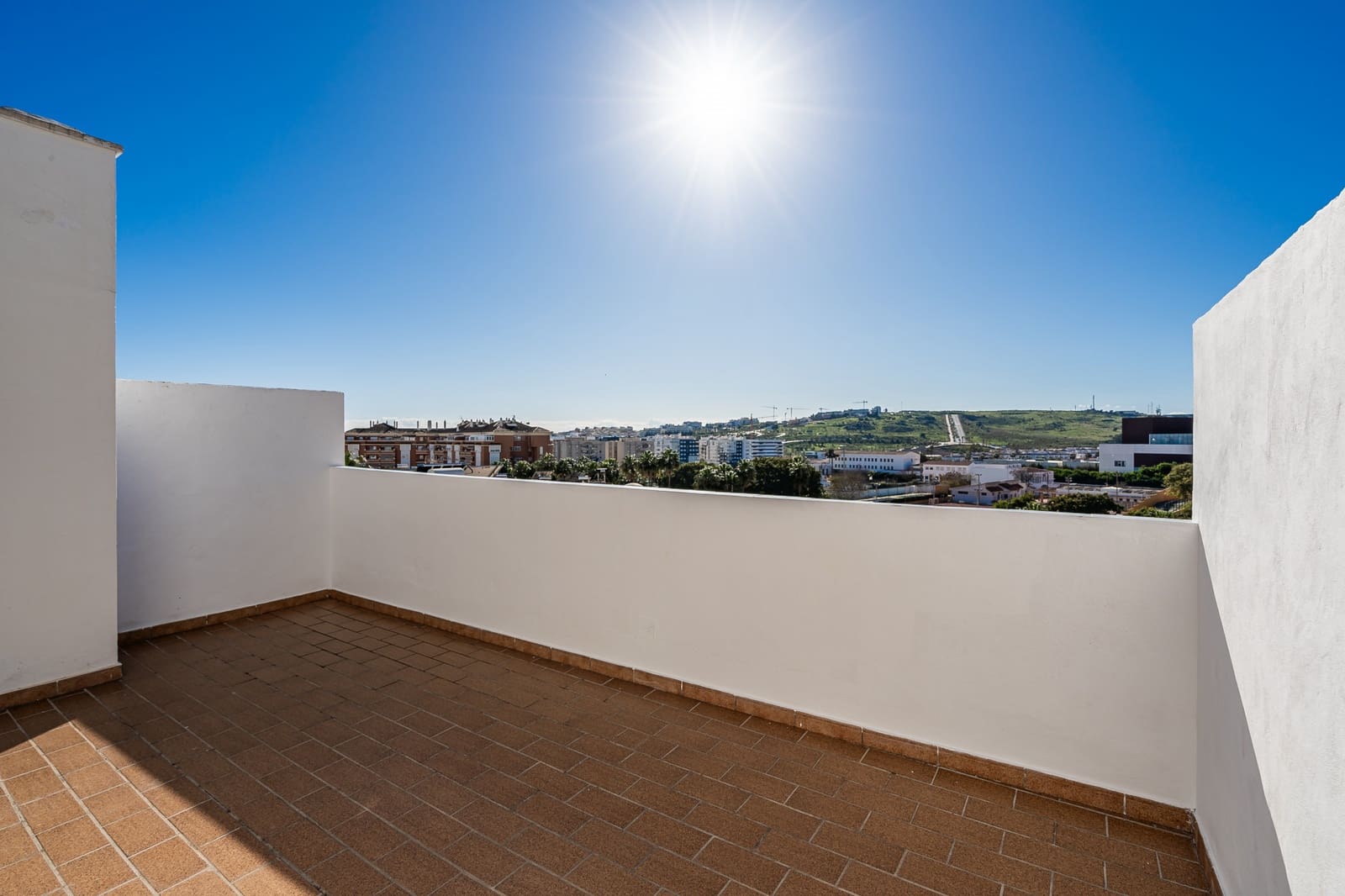 3 makuuhuone Omakotitalo myytävänä paikassa Estepona mukana 
autotalli - 575 000 € (Ref: 8809408)