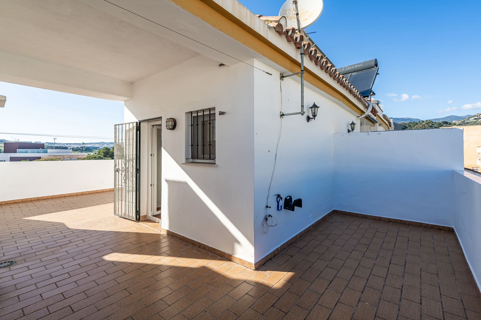 3 makuuhuone Omakotitalo myytävänä paikassa Estepona mukana 
autotalli - 575 000 € (Ref: 8809408)