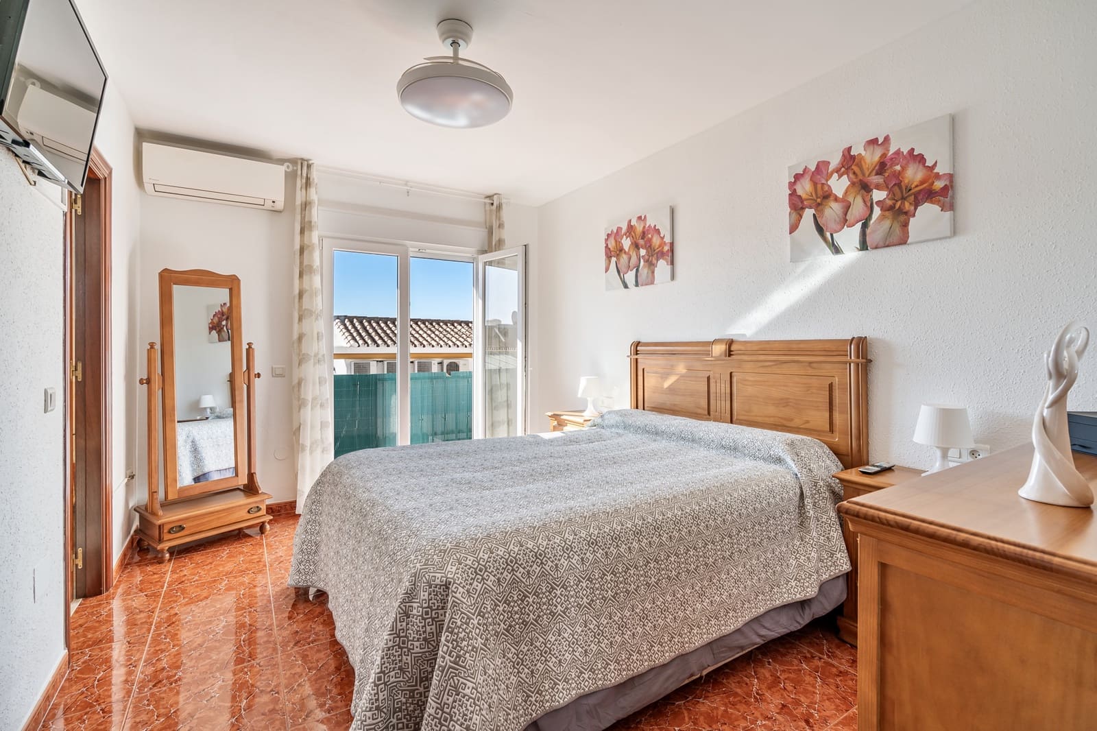 3 makuuhuone Omakotitalo myytävänä paikassa Estepona mukana 
autotalli - 575 000 € (Ref: 8809408)