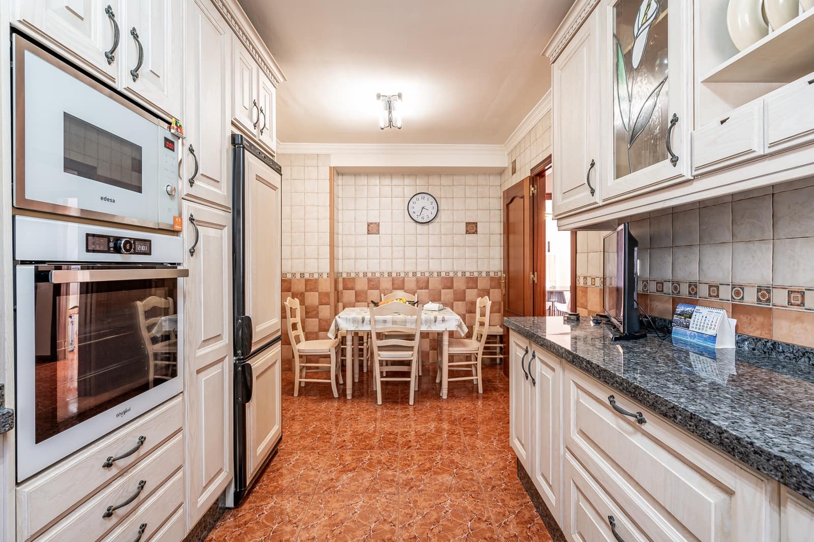 3 makuuhuone Omakotitalo myytävänä paikassa Estepona mukana 
autotalli - 575 000 € (Ref: 8809408)