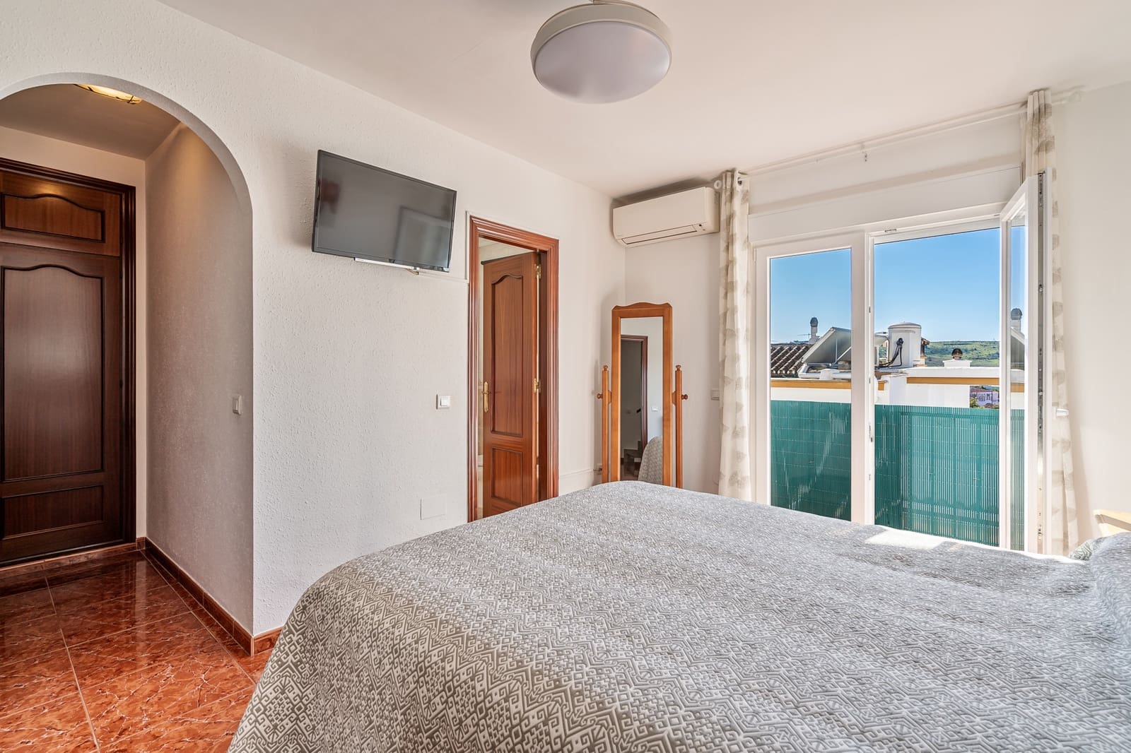 3 makuuhuone Omakotitalo myytävänä paikassa Estepona mukana 
autotalli - 575 000 € (Ref: 8809408)