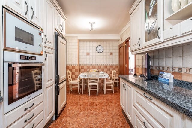 3 sovrum Hus till salu i Centro, Estepona med garage - 575 000 € (Ref: 8809408)