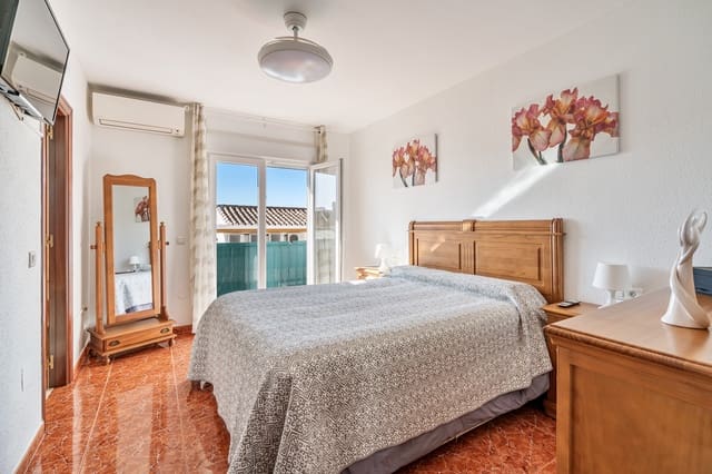 3 bedroom Townhouse for sale in Centro, Estepona with garage - € 575,000 (Ref: 8809408)