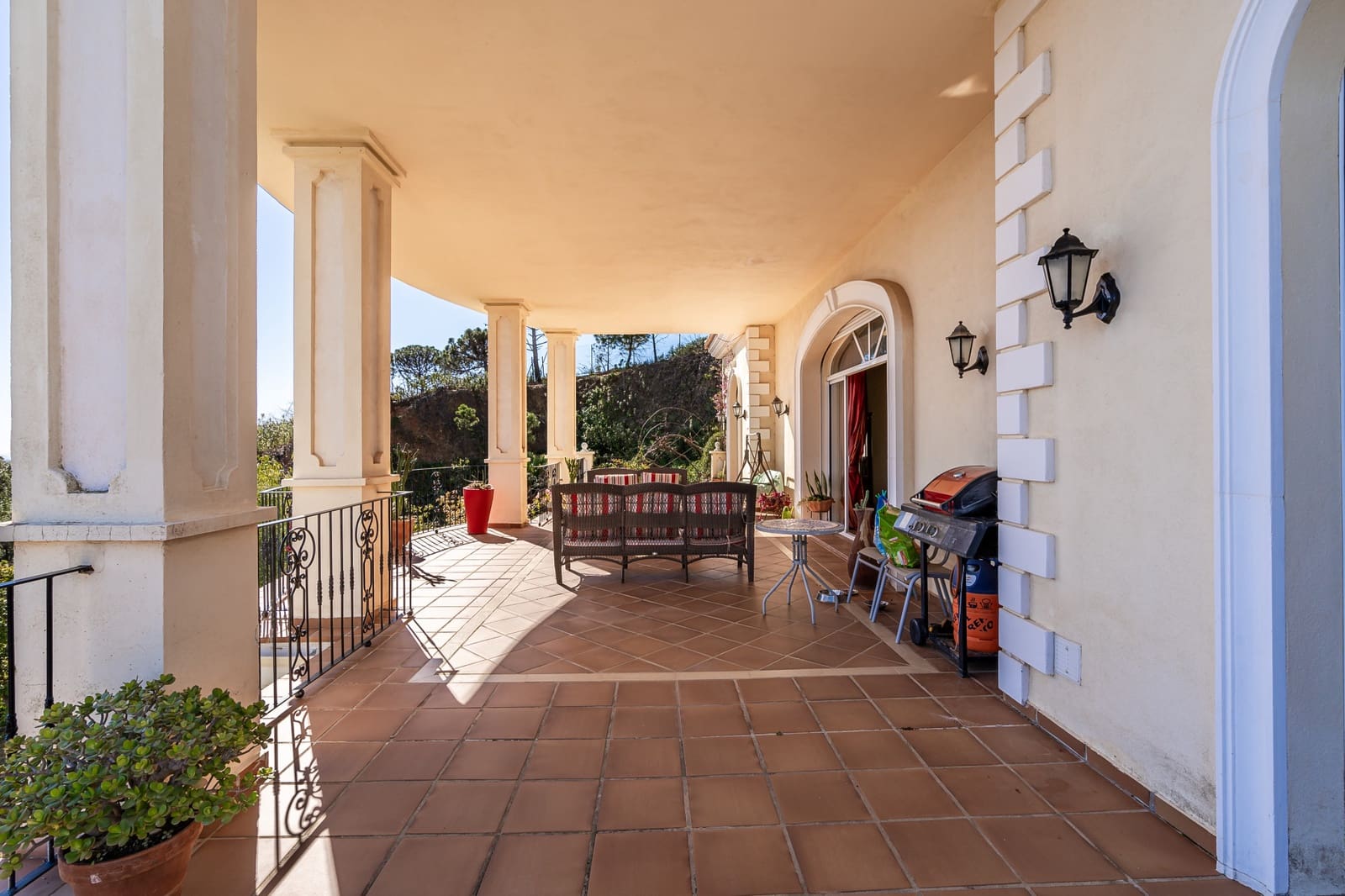 7 bedroom Villa for sale in Estepona with garage - € 2,500,000 (Ref: 8827541)