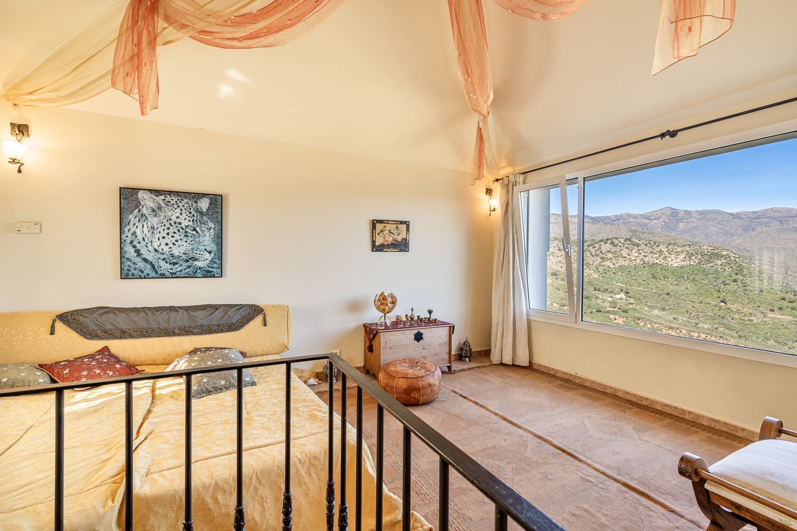 7 bedroom Villa for sale in Estepona with garage - € 2,500,000 (Ref: 8827541)