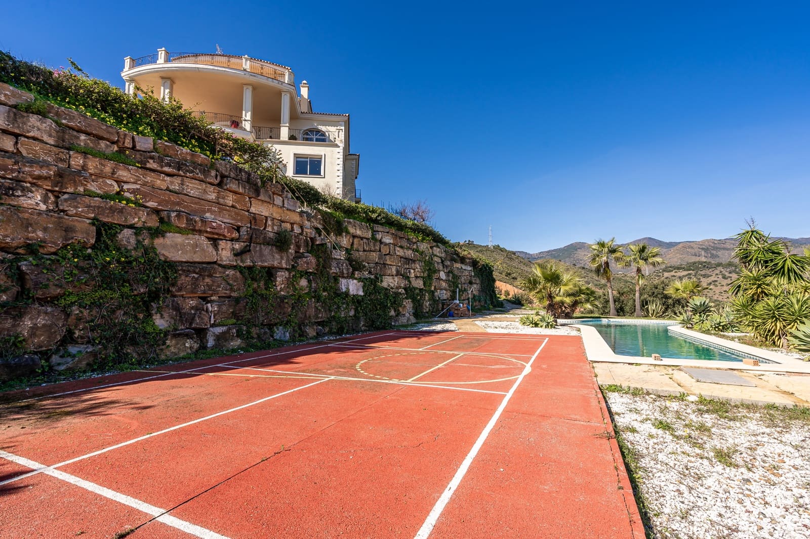 7 bedroom Villa for sale in Estepona with garage - € 2,500,000 (Ref: 8827541)