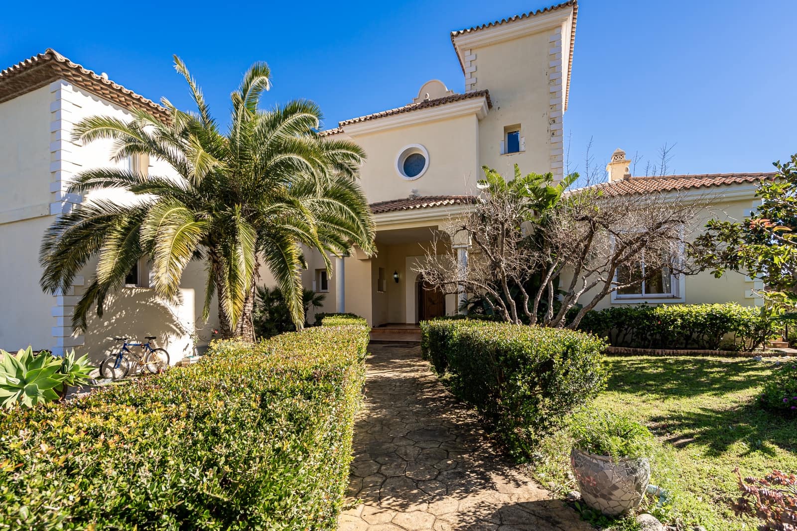 7 bedroom Villa for sale in Estepona with garage - € 2,500,000 (Ref: 8827541)