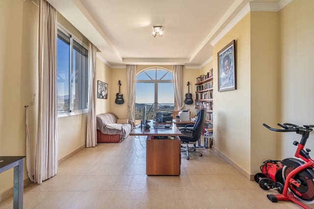 7 Zimmer Villa zu verkaufen in Estepona mit Garage - 2.500.000 € (Ref: 8827541)