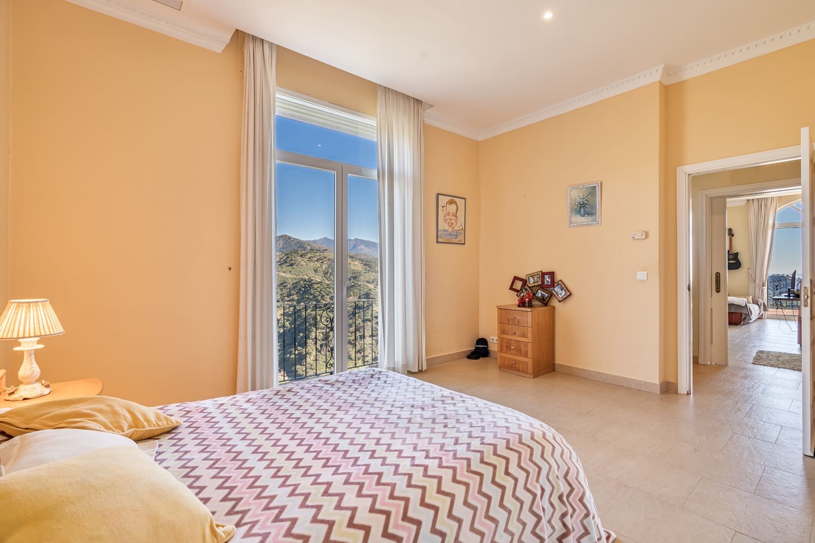 7 bedroom Villa for sale in Estepona with garage - € 2,500,000 (Ref: 8827541)