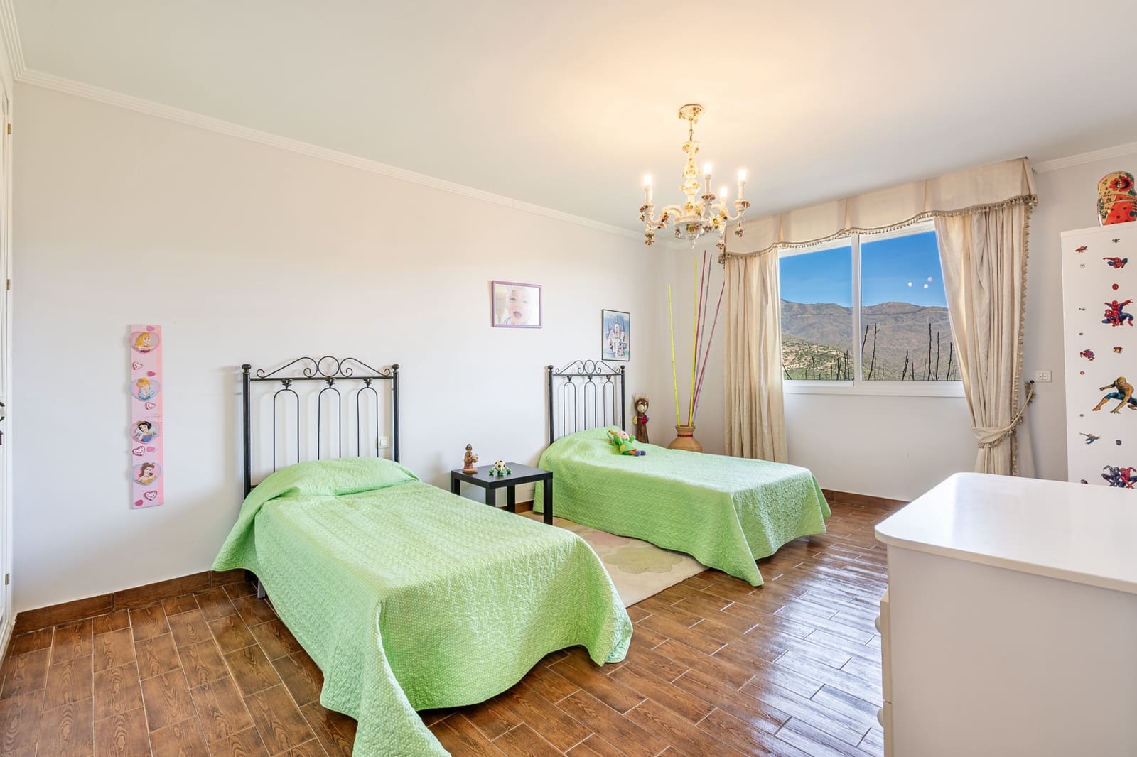 7 bedroom Villa for sale in Estepona with garage - € 2,500,000 (Ref: 8827541)