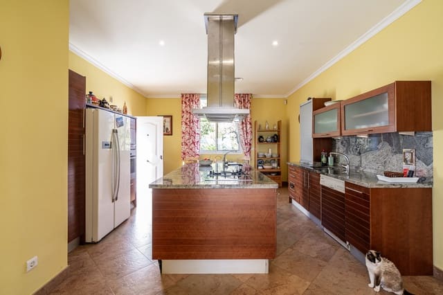 7 Zimmer Villa zu verkaufen in Estepona mit Garage - 2.500.000 € (Ref: 8827541)