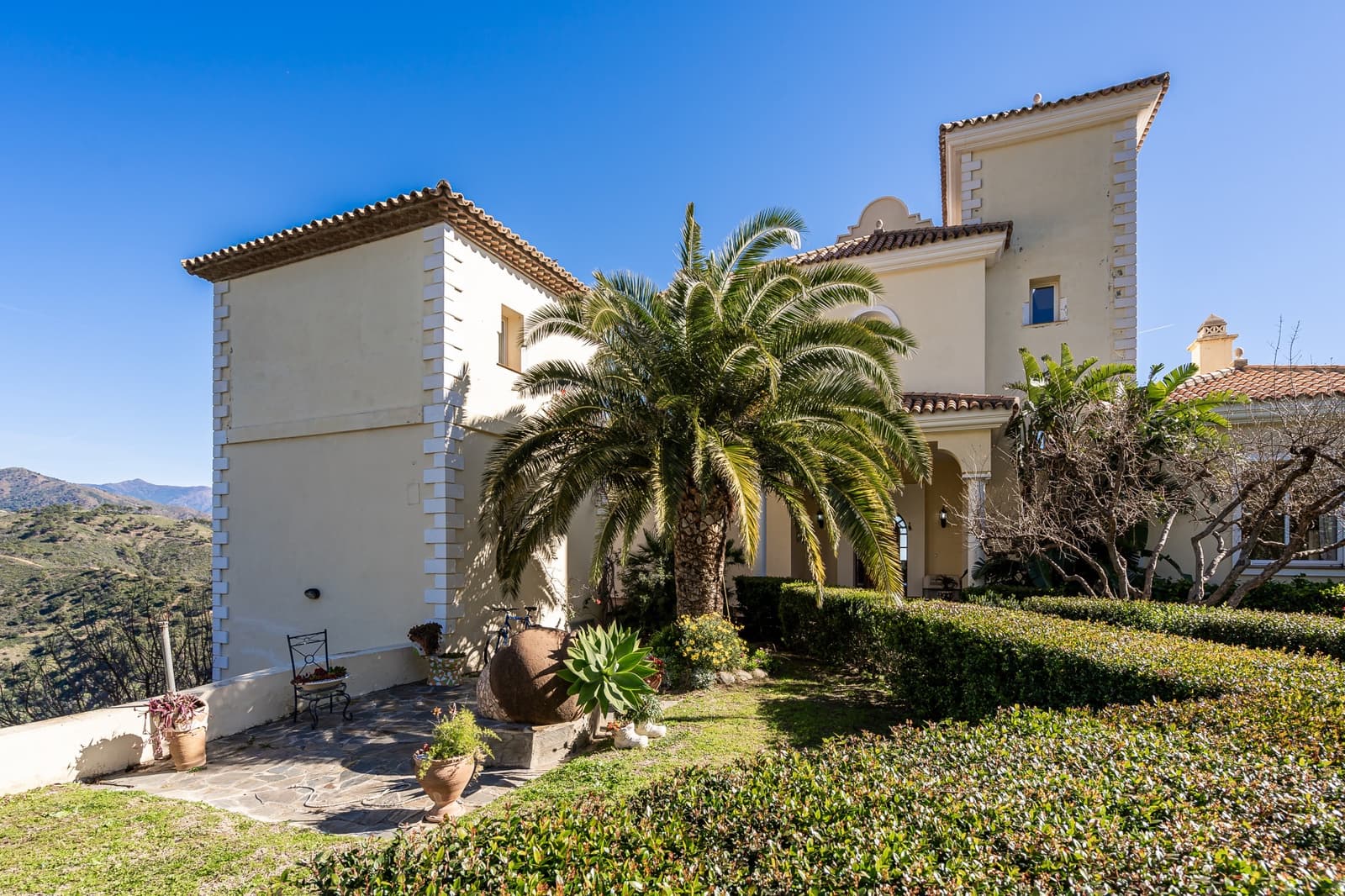 7 bedroom Villa for sale in Estepona with garage - € 2,500,000 (Ref: 8827541)