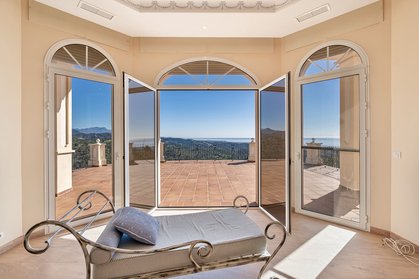 7 bedroom Villa for sale in Estepona with pool garage - € 2,500,000 (Ref: 8827541)