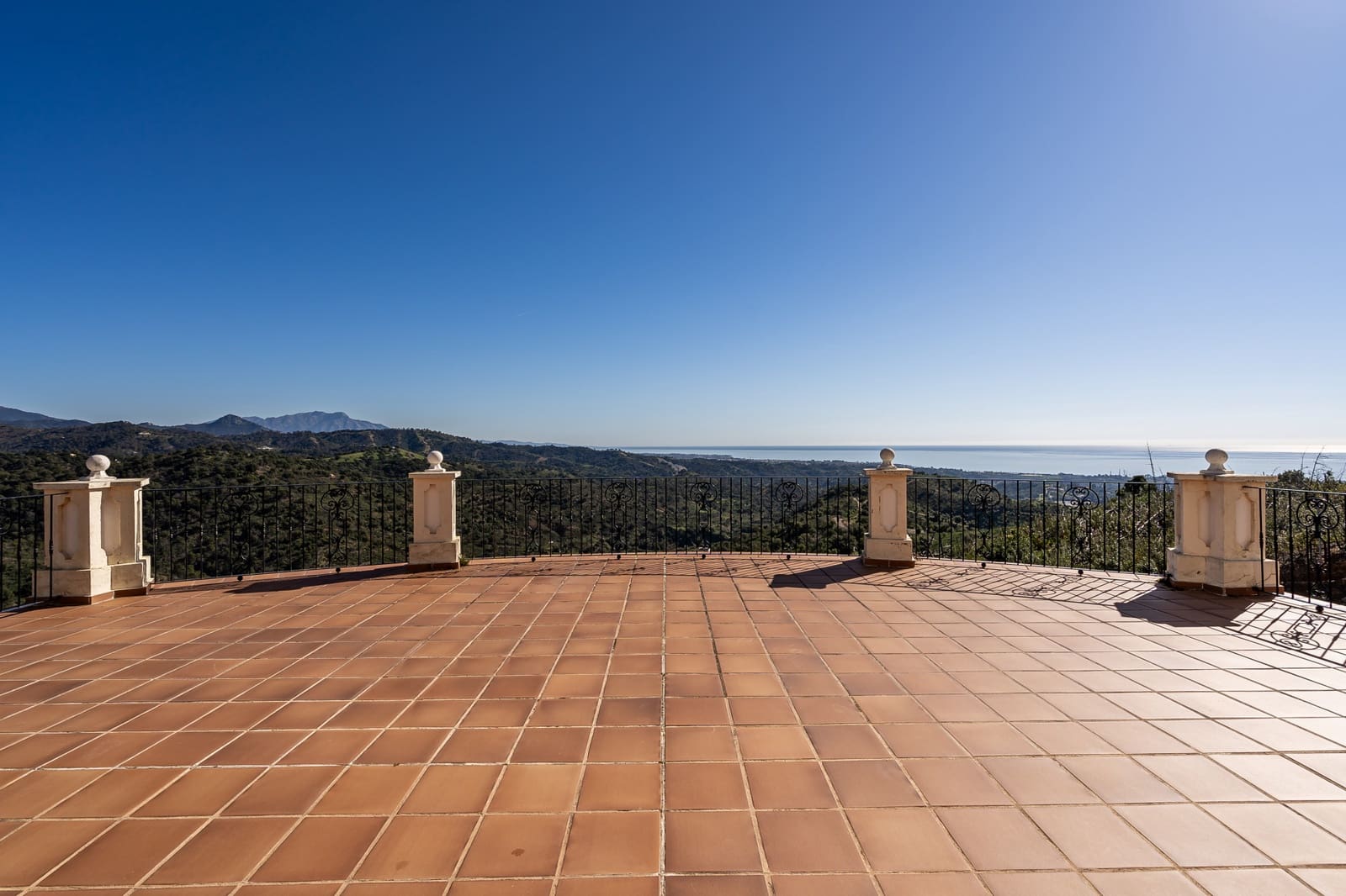 7 bedroom Villa for sale in Estepona with pool garage - € 2,500,000 (Ref: 8827541)