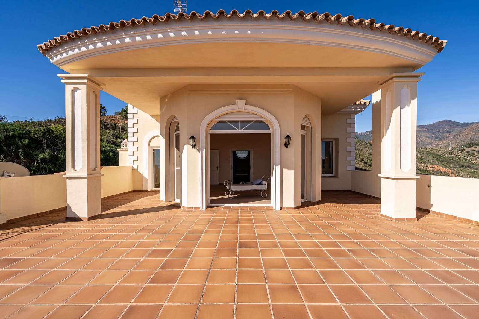 7 bedroom Villa for sale in Estepona with pool garage - € 2,500,000 (Ref: 8827541)