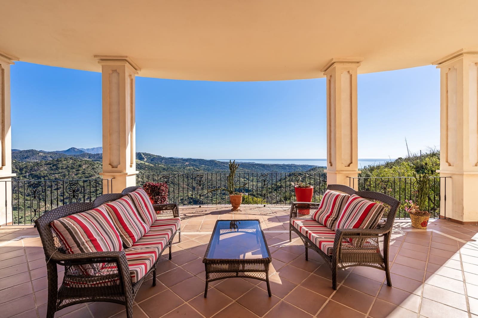 7 bedroom Villa for sale in Estepona with pool garage - € 2,500,000 (Ref: 8827541)