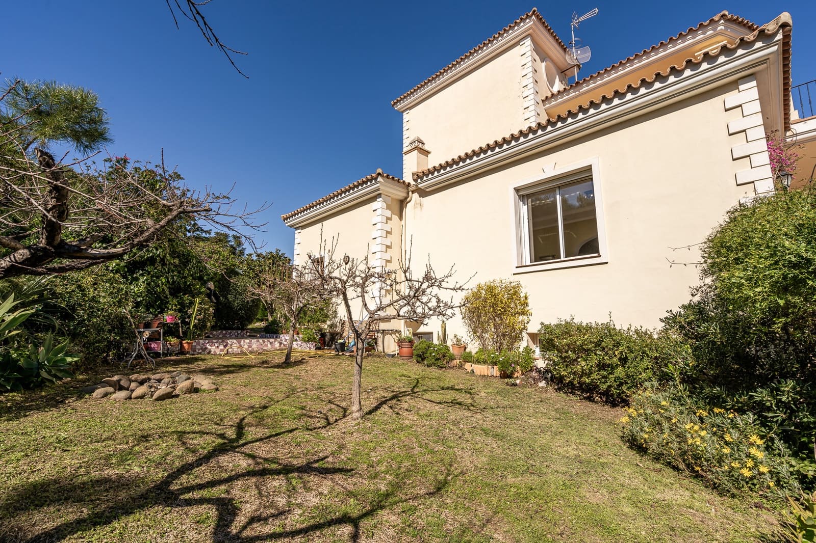 7 bedroom Villa for sale in Estepona with pool garage - € 2,500,000 (Ref: 8827541)