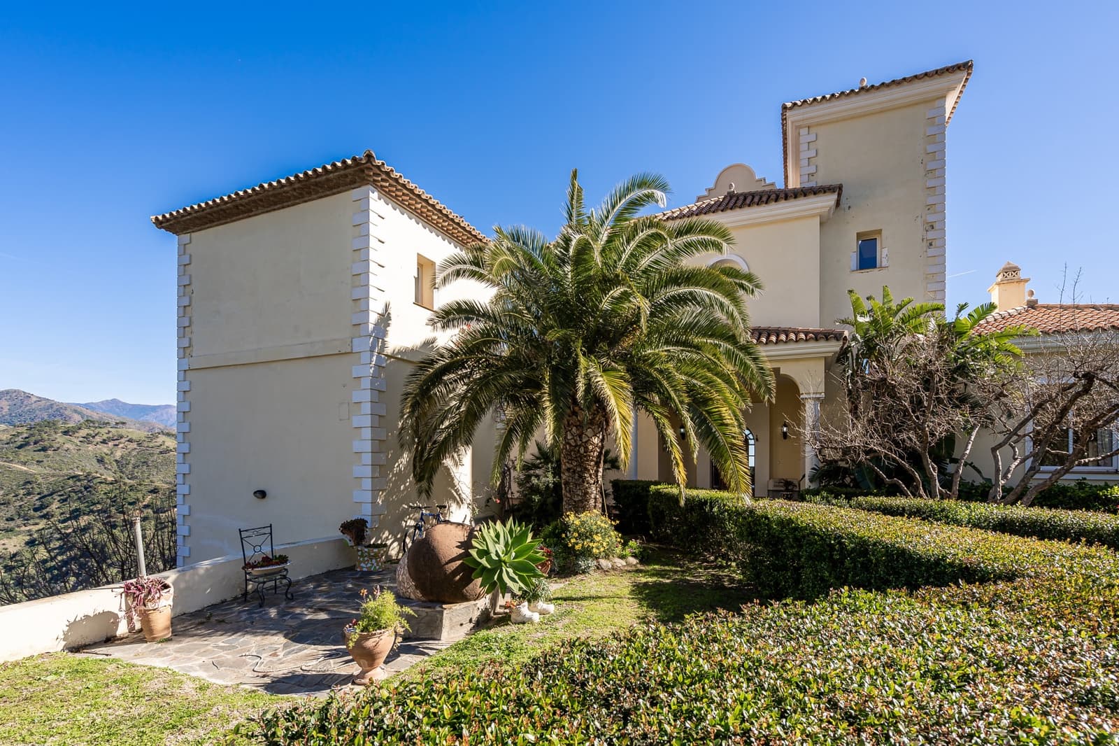 7 bedroom Villa for sale in Estepona with pool garage - € 2,500,000 (Ref: 8827541)