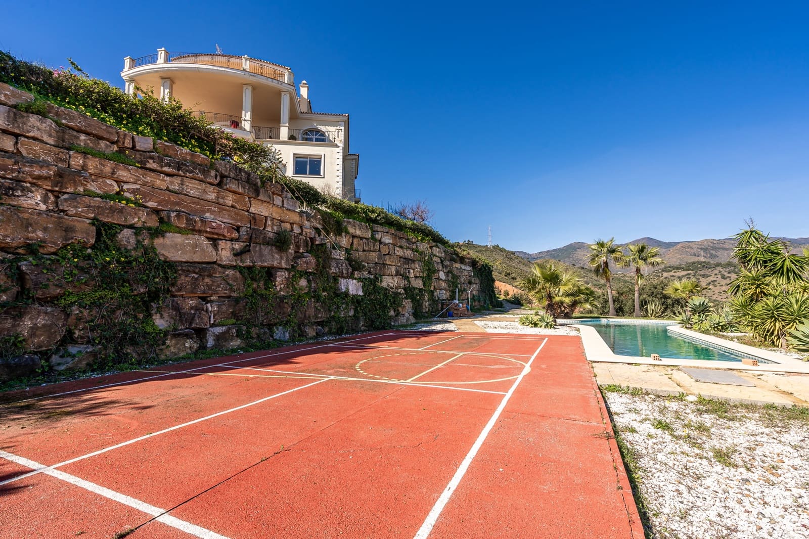 7 bedroom Villa for sale in Estepona with pool garage - € 2,500,000 (Ref: 8827541)