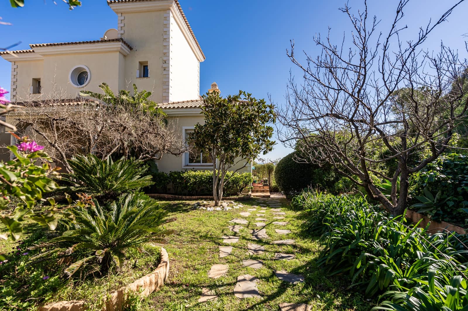 7 bedroom Villa for sale in Estepona with pool garage - € 2,500,000 (Ref: 8827541)