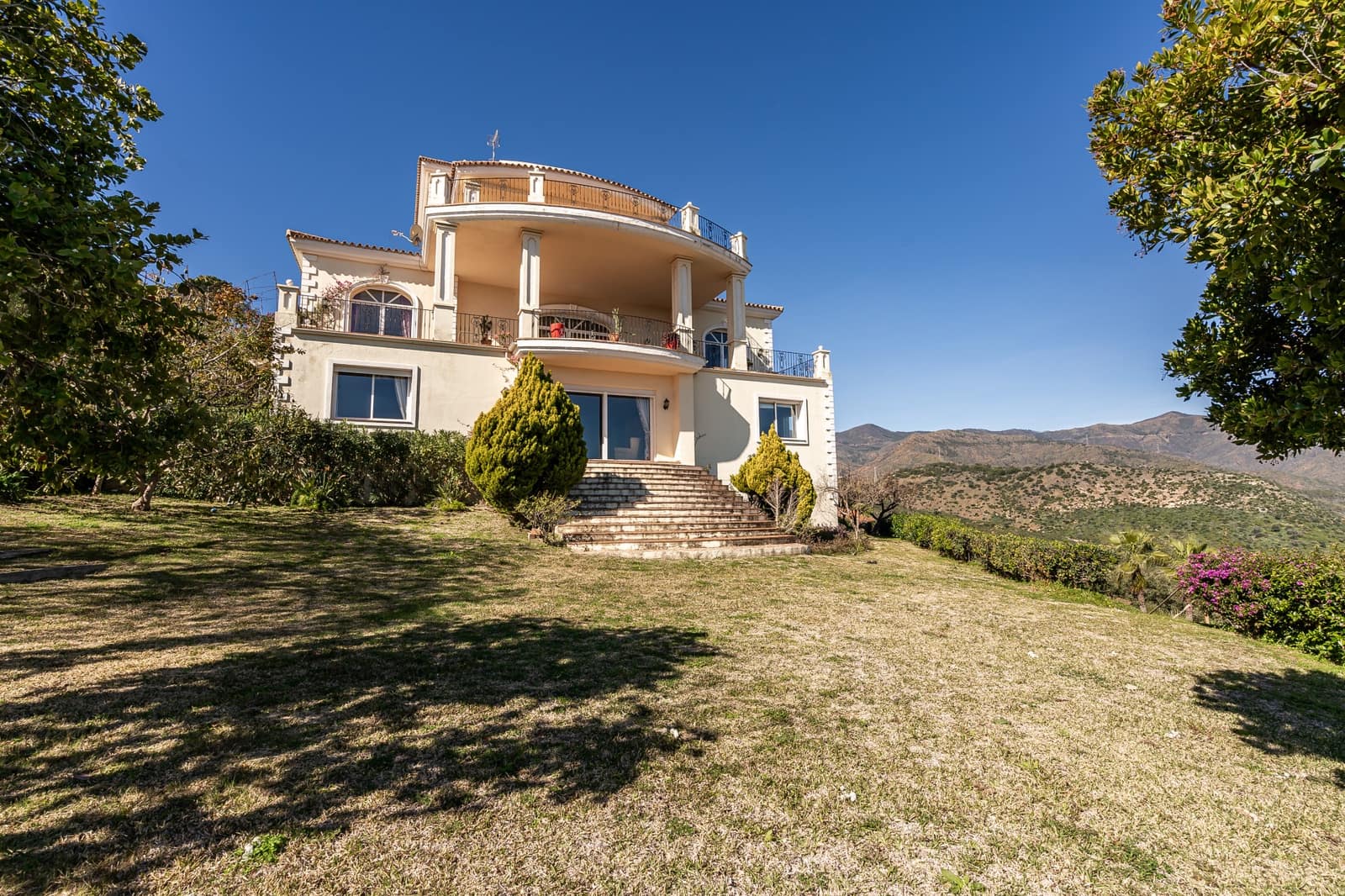 7 bedroom Villa for sale in Estepona with pool garage - € 2,500,000 (Ref: 8827541)