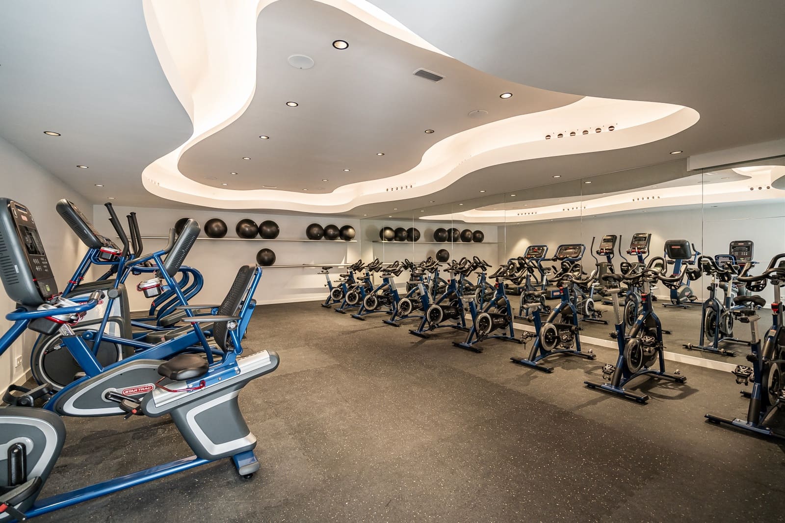 2 bedroom Apartment for sale in Estepona with pool garage - € 650,000 (Ref: 8856857)