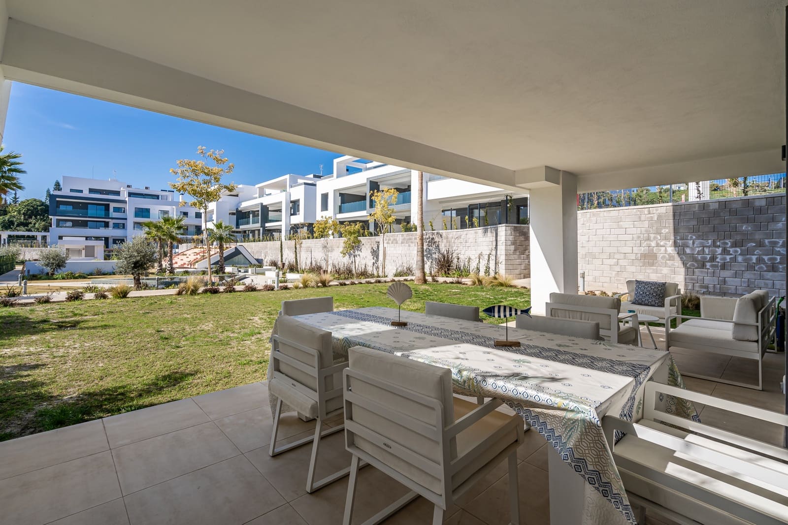 2 bedroom Apartment for sale in Estepona with pool garage - € 650,000 (Ref: 8856857)