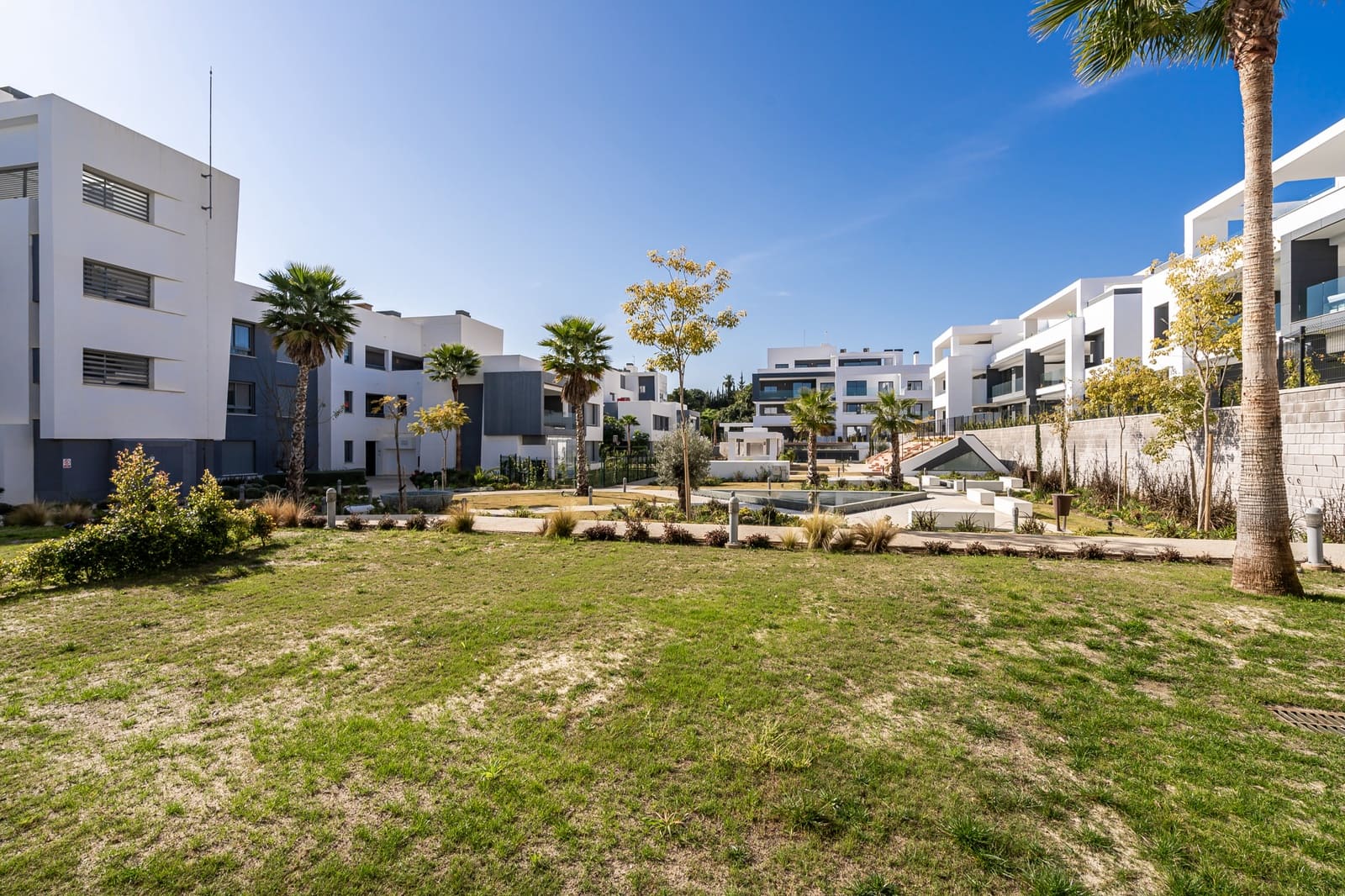2 slaapkamer Appartement te koop in Estepona met zwembad garage - € 650.000 (Ref: 8856857)