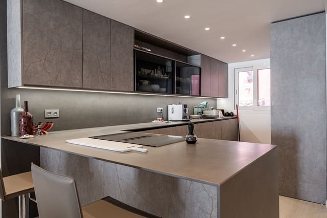 Ático de 3 habitaciones en Estepona en venta con piscina garaje - 1.825.000 € (Ref: 8894559)