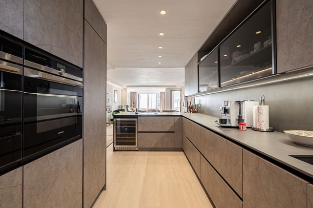 Ático de 3 habitaciones en Estepona en venta con piscina garaje - 1.825.000 € (Ref: 8894559)