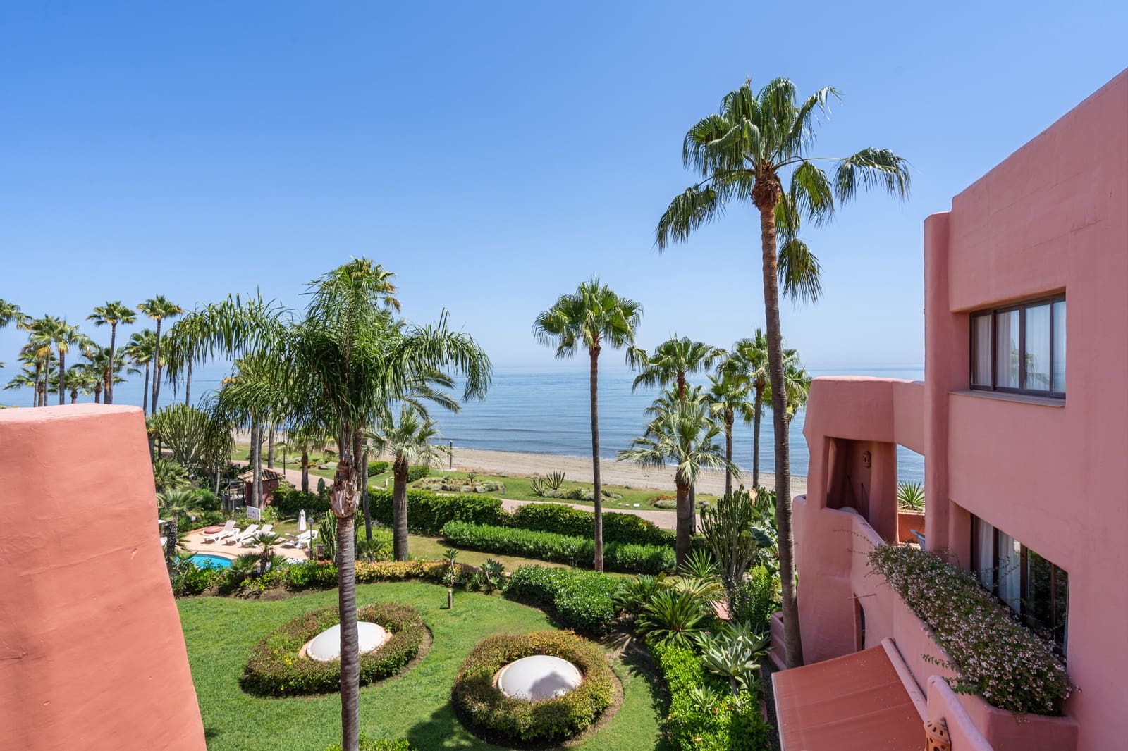 3 bedroom Penthouse for sale in Estepona with pool garage - € 1,825,000 (Ref: 8894559)