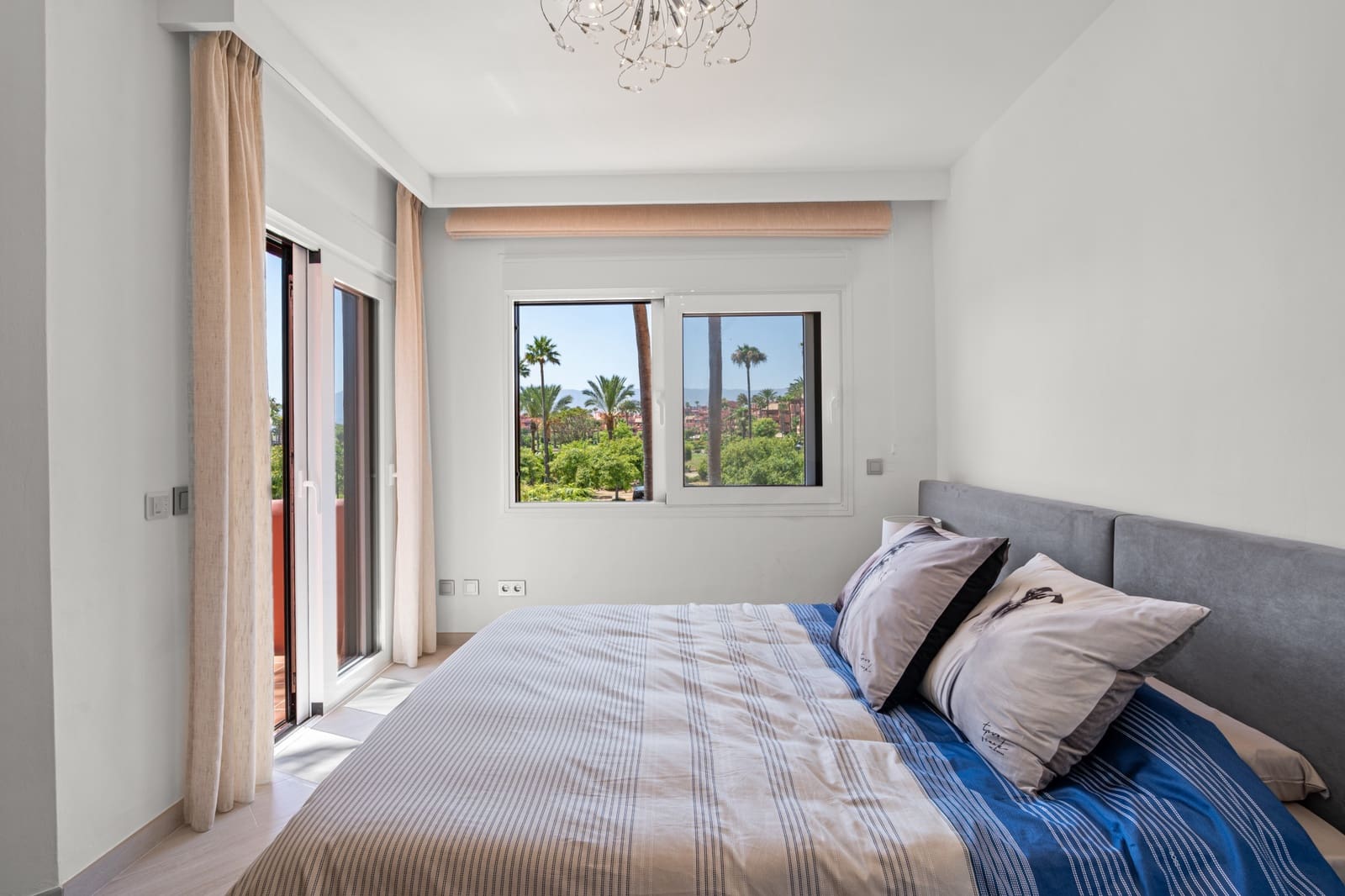 3 bedroom Penthouse for sale in Estepona with pool garage - € 1,825,000 (Ref: 8894559)