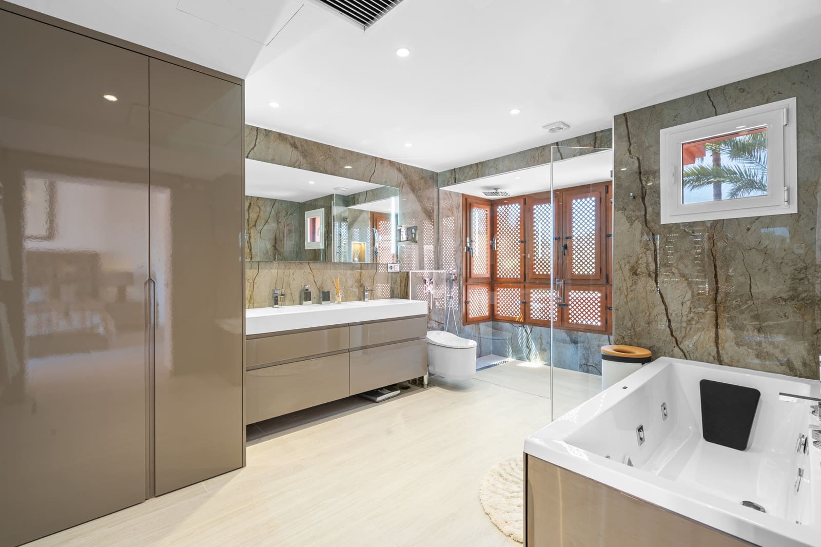 3 bedroom Penthouse for sale in Estepona with pool garage - € 1,825,000 (Ref: 8894559)