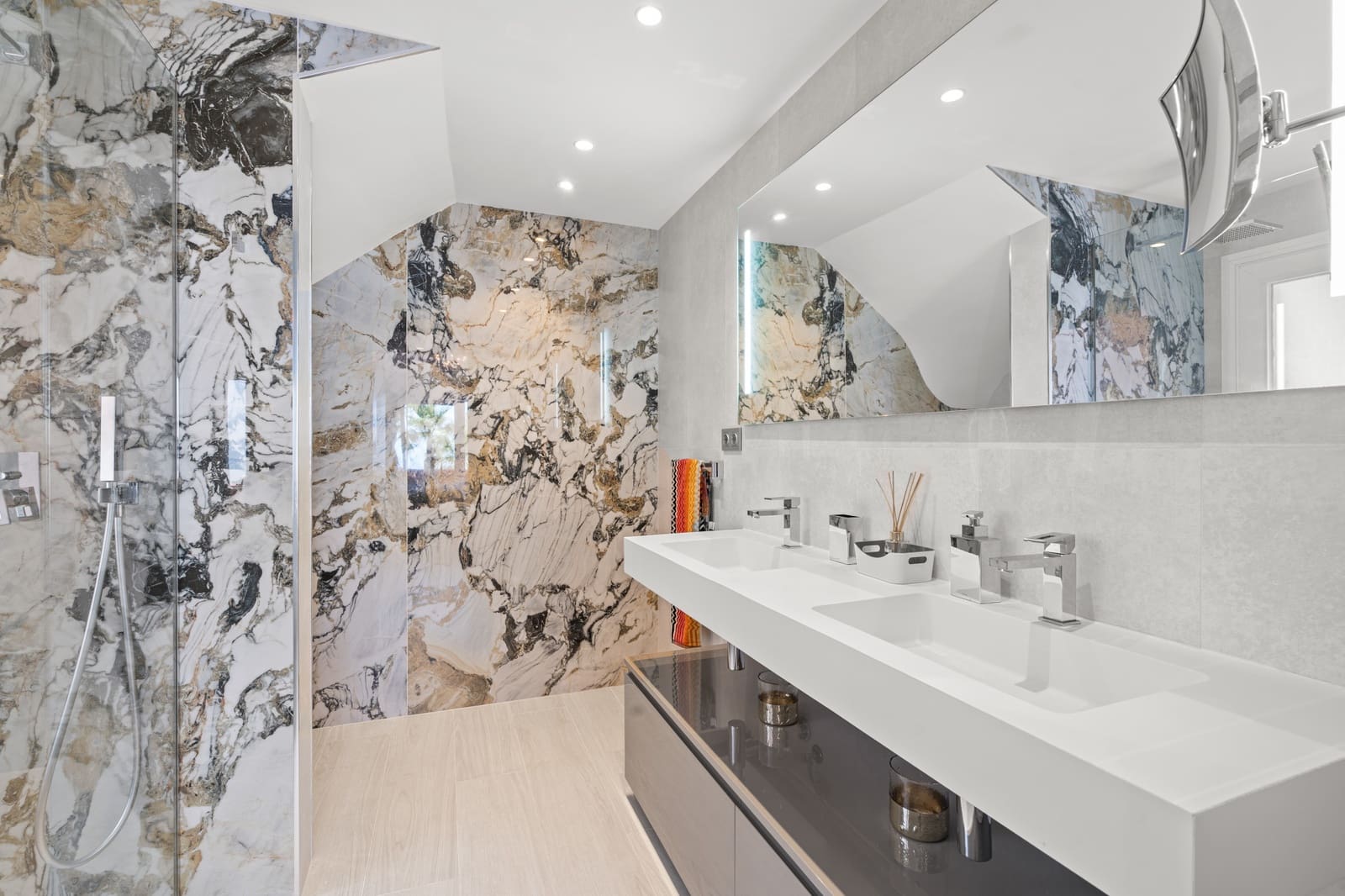 3 bedroom Penthouse for sale in Estepona with pool garage - € 1,825,000 (Ref: 8894559)