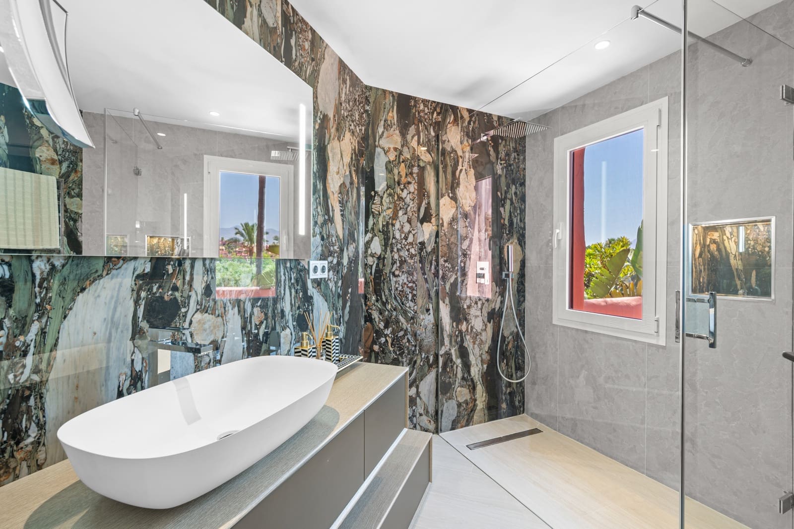 3 bedroom Penthouse for sale in Estepona with pool garage - € 1,825,000 (Ref: 8894559)