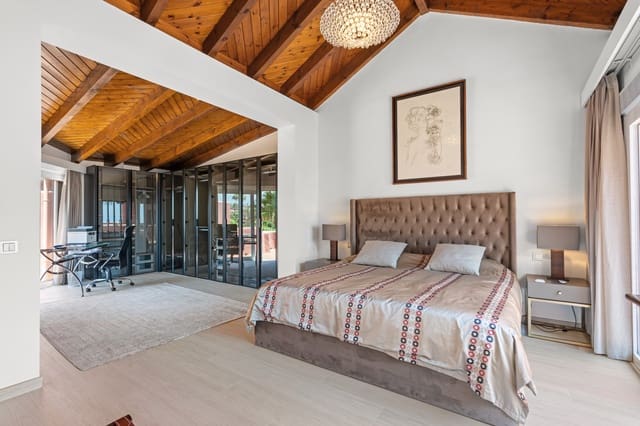 Ático de 3 habitaciones en Estepona en venta con piscina garaje - 1.825.000 € (Ref: 8894559)