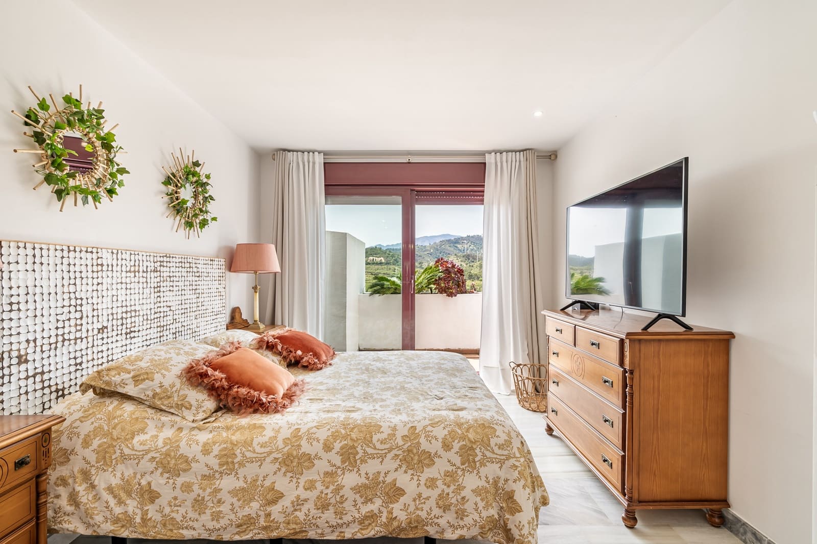 2 bedroom Apartment for sale in Benahavis with pool garage - € 355,000 (Ref: 8935186)