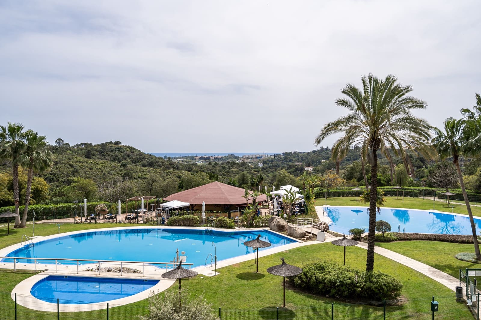 2 bedroom Apartment for sale in Benahavis with pool garage - € 355,000 (Ref: 8935186)