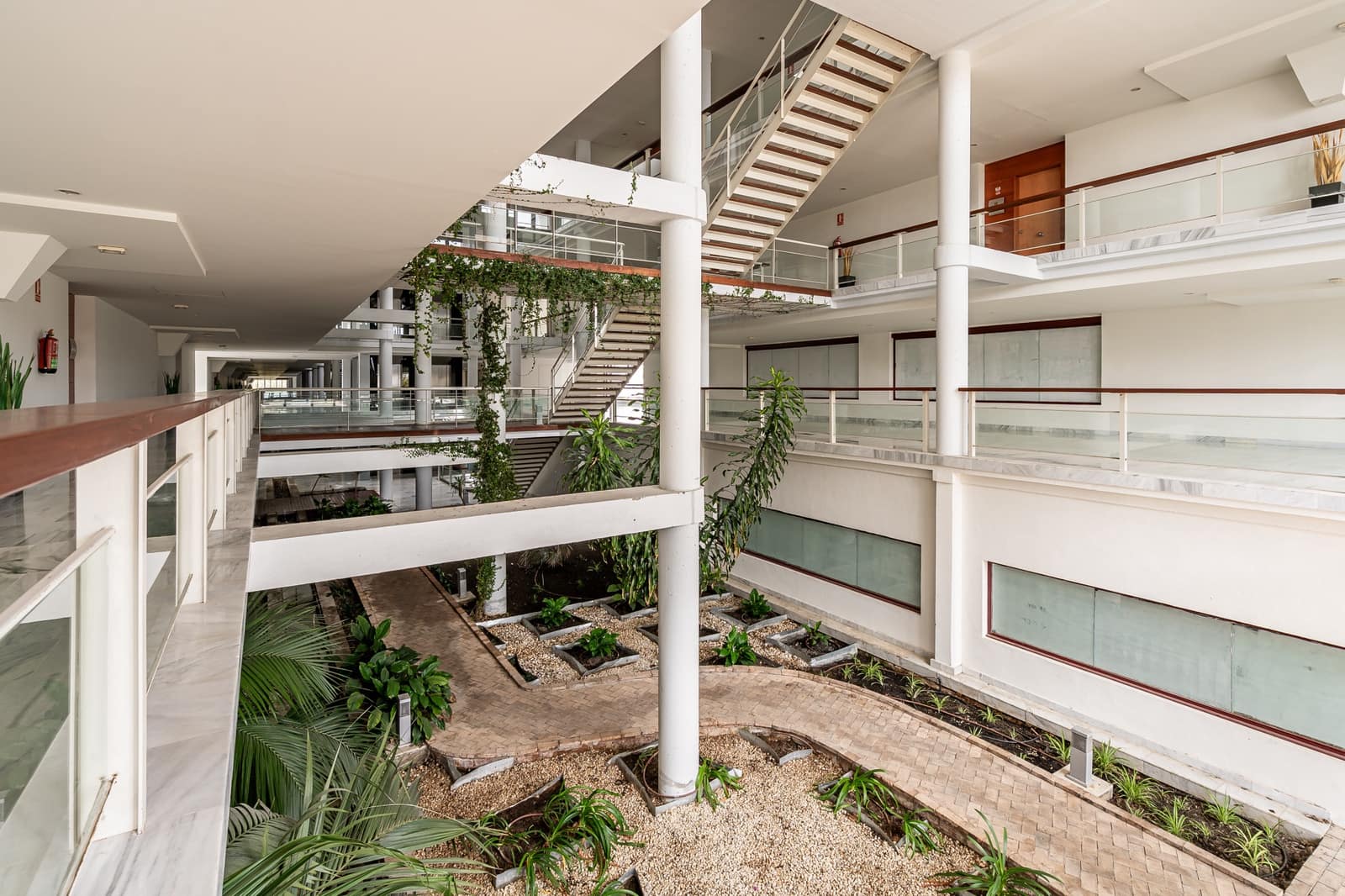 2 bedroom Apartment for sale in Benahavis with pool garage - € 355,000 (Ref: 8935186)