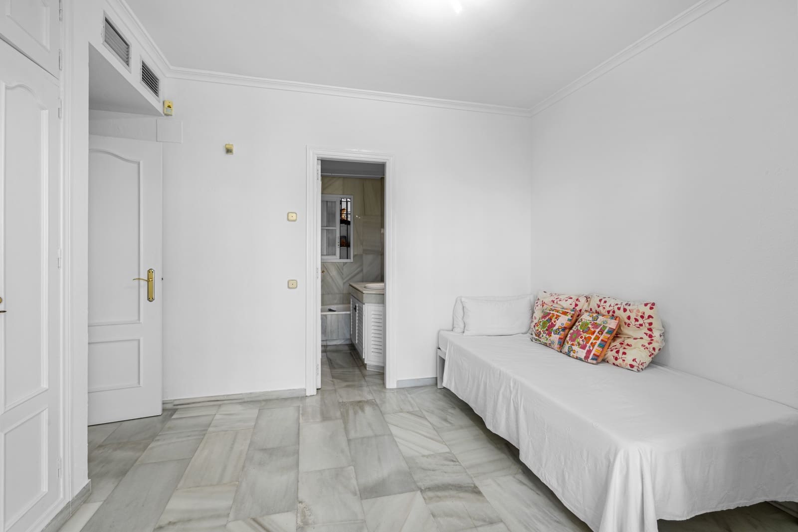 4 soveværelse Byhus til salg i Estepona med swimmingpool garage - € 560.000 (Ref: 9020784)