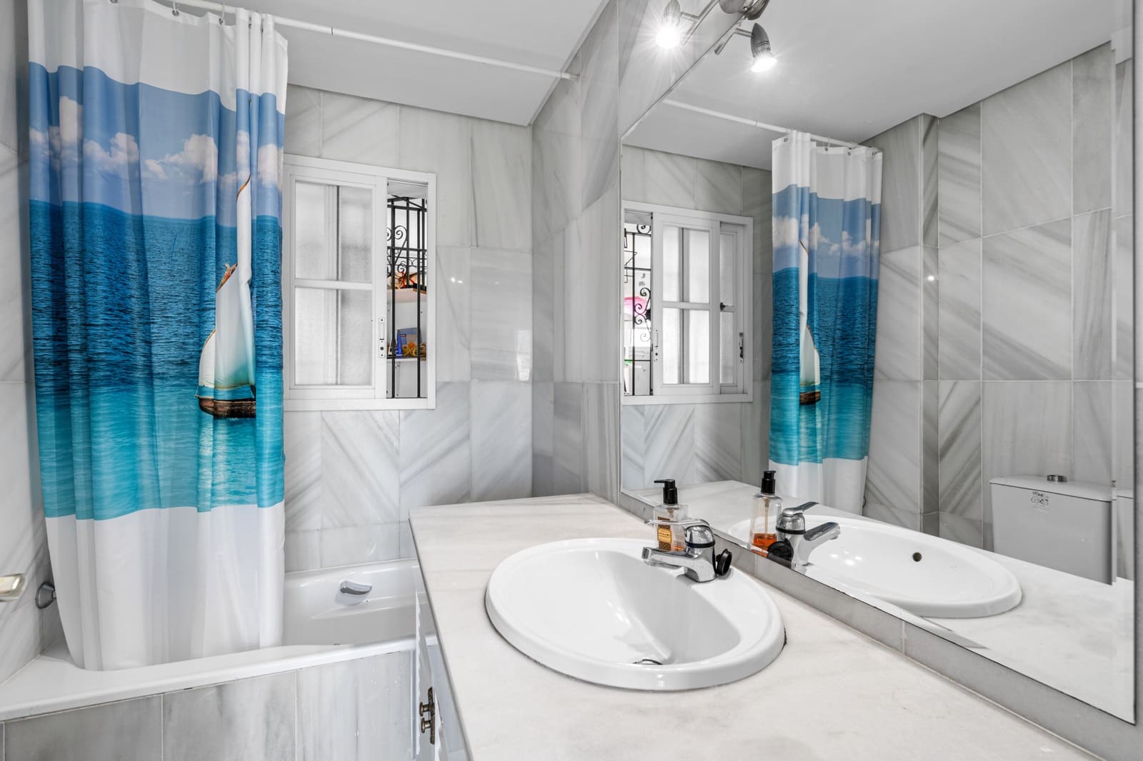 4 soveværelse Byhus til salg i Estepona med swimmingpool garage - € 560.000 (Ref: 9020784)