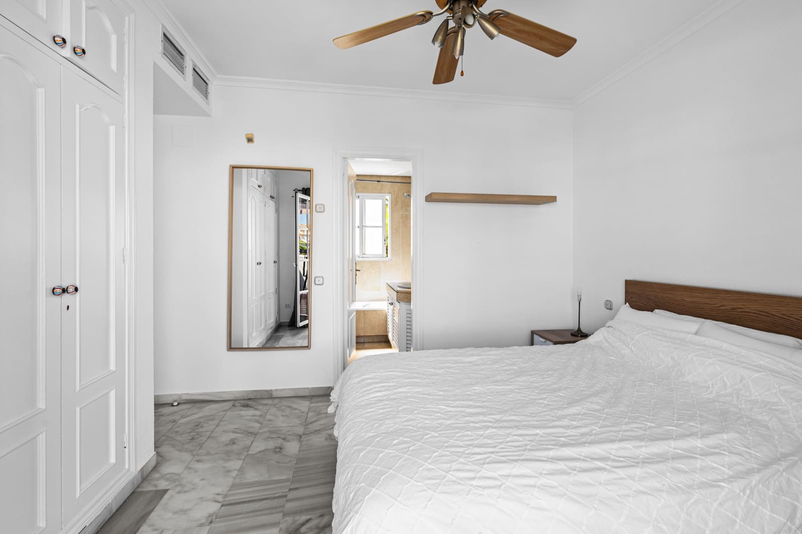 4 soveværelse Byhus til salg i Estepona med swimmingpool garage - € 560.000 (Ref: 9020784)