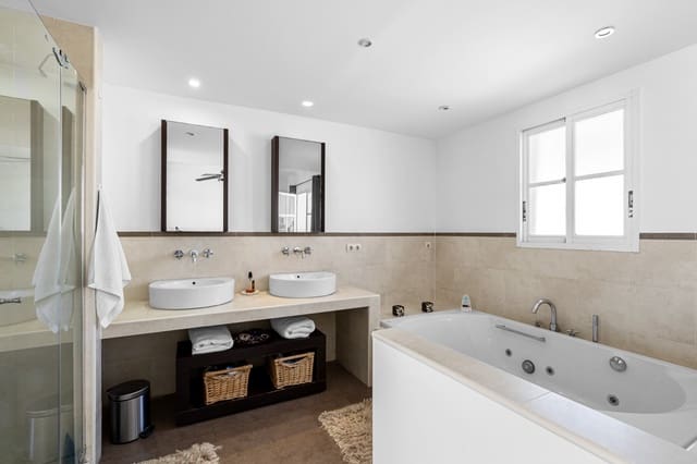 4 soveværelse Byhus til salg i Estepona med swimmingpool garage - € 560.000 (Ref: 9020784)