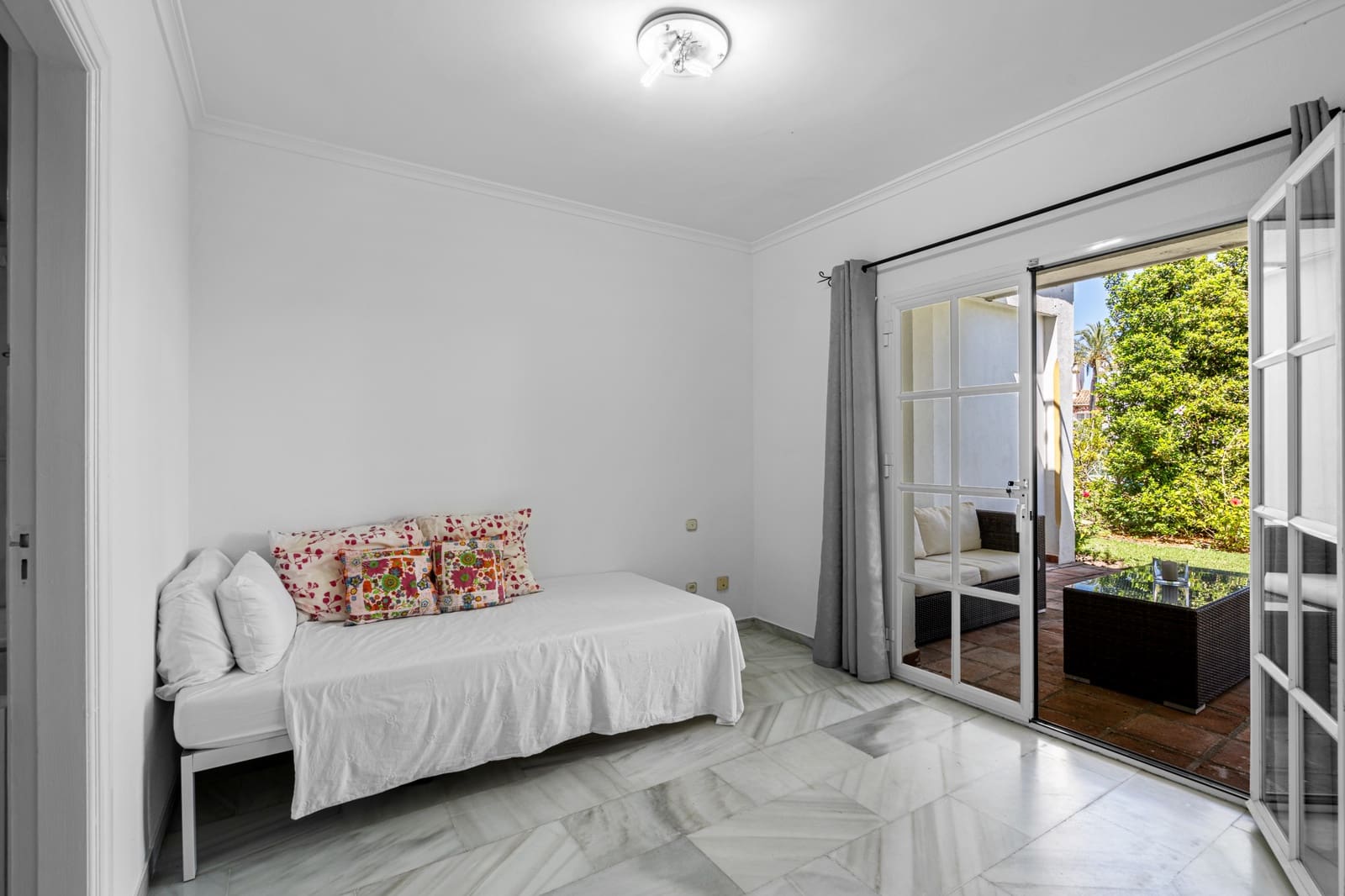 4 soveværelse Byhus til salg i Estepona med swimmingpool garage - € 560.000 (Ref: 9020784)