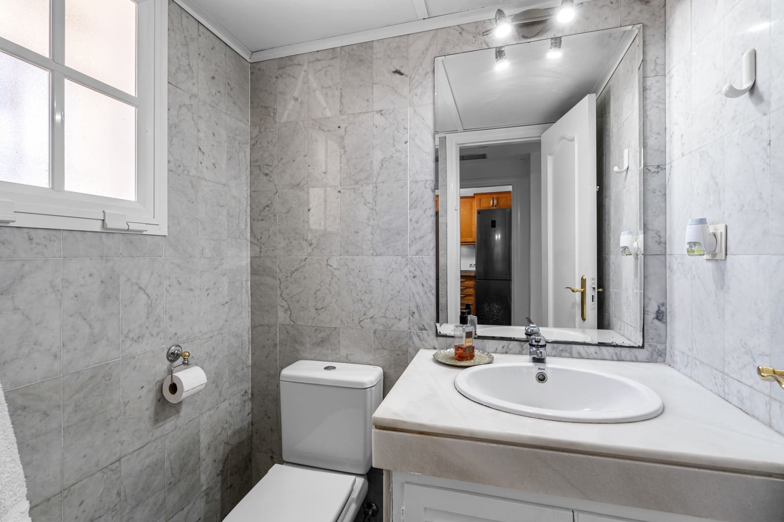 4 soveværelse Byhus til salg i Estepona med swimmingpool garage - € 560.000 (Ref: 9020784)