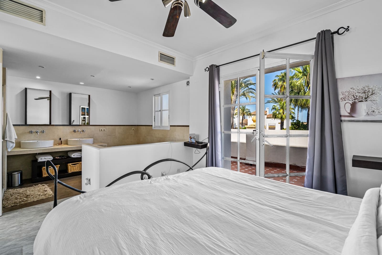 4 soveværelse Byhus til salg i Estepona med swimmingpool garage - € 560.000 (Ref: 9020784)