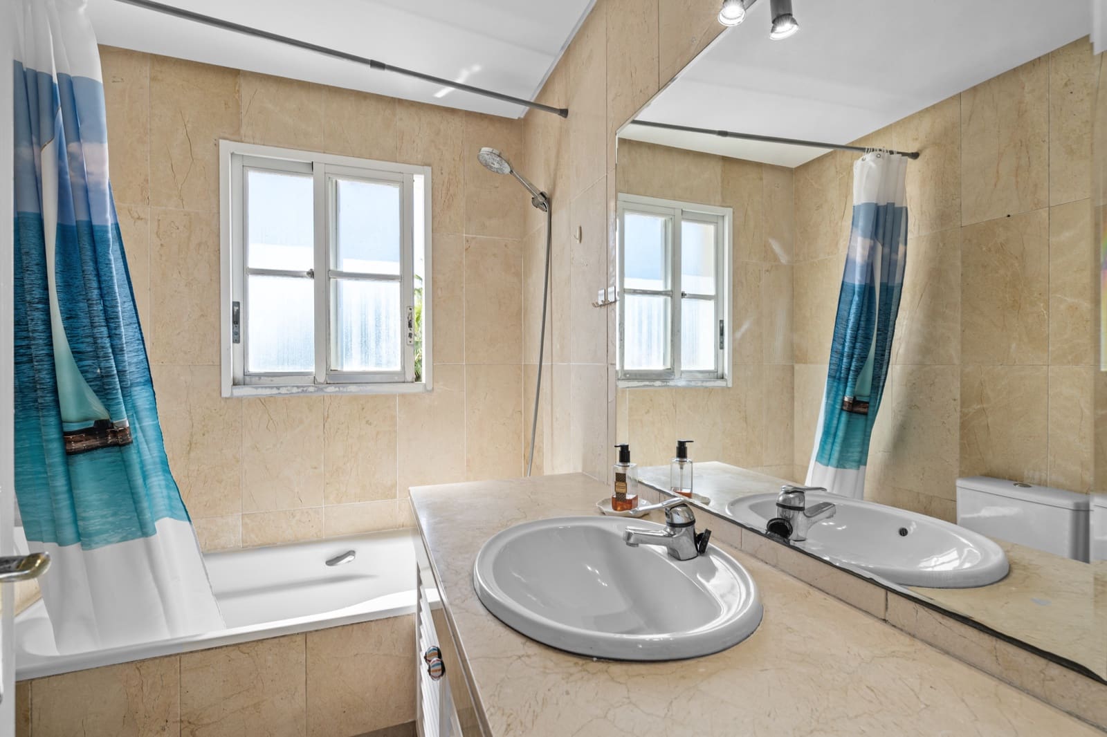 4 soveværelse Byhus til salg i Estepona med swimmingpool garage - € 560.000 (Ref: 9020784)