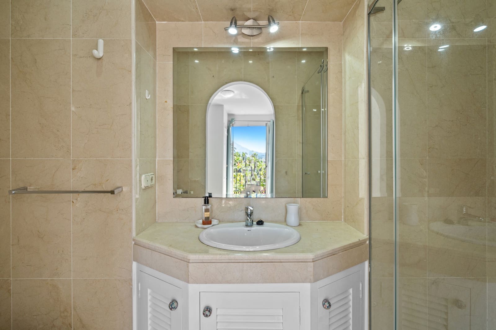 4 soveværelse Byhus til salg i Estepona med swimmingpool garage - € 560.000 (Ref: 9020784)