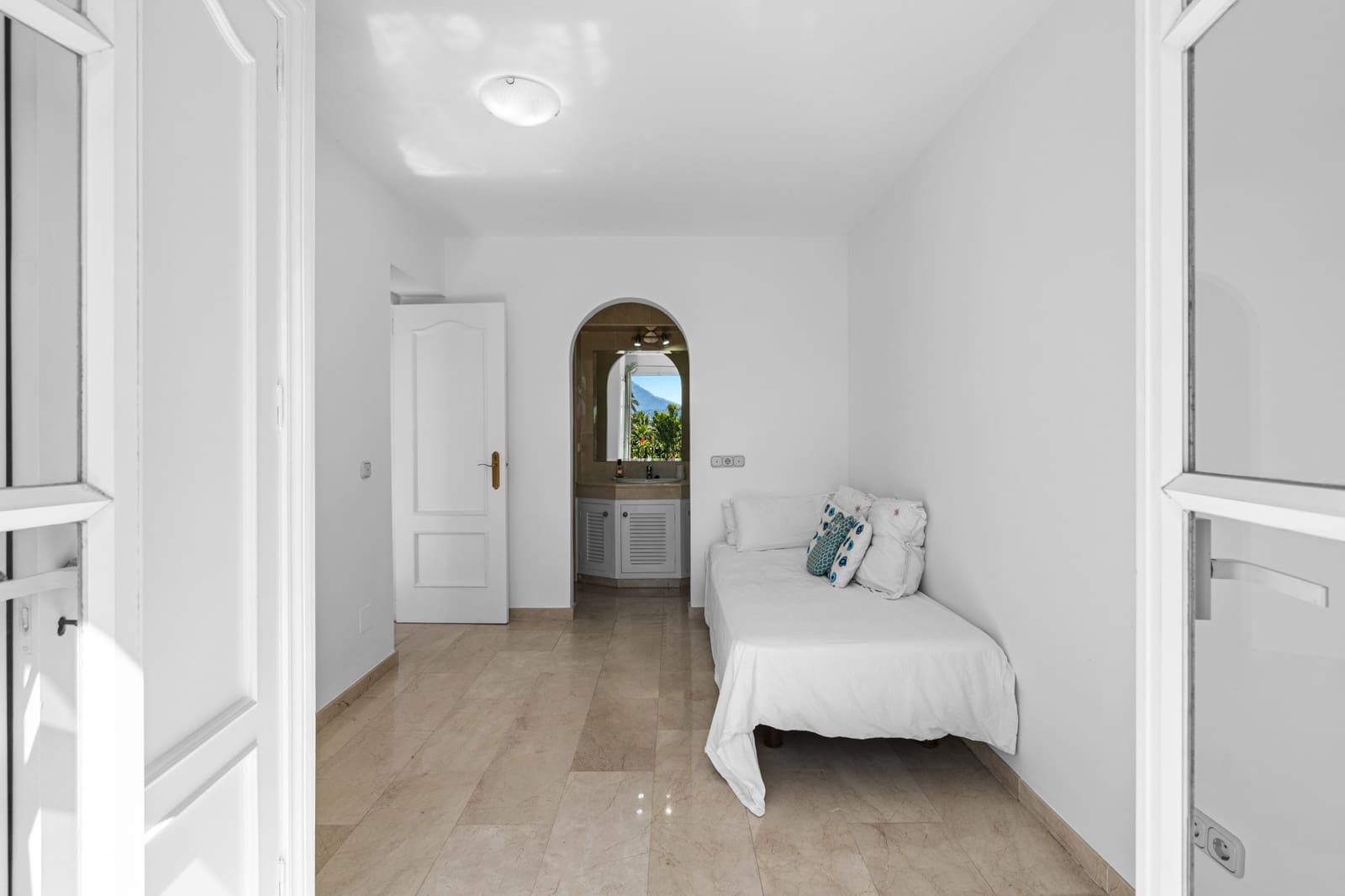 4 soveværelse Byhus til salg i Estepona med swimmingpool garage - € 560.000 (Ref: 9020784)